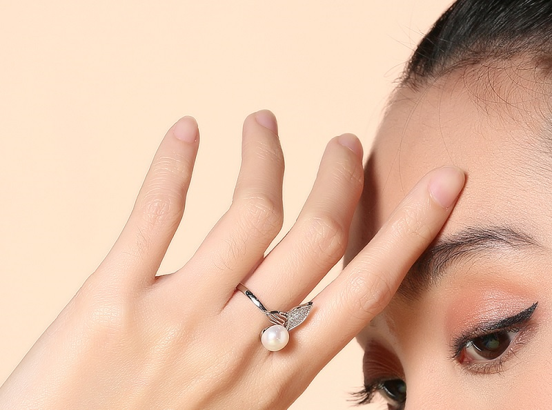 Nhẫn như một đuôi cá ôm trọn hạt ngọc trai